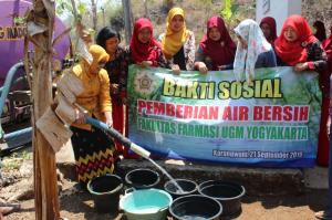 Bhakti Sosial Pemberian Air Bersih Fakultas Farmas